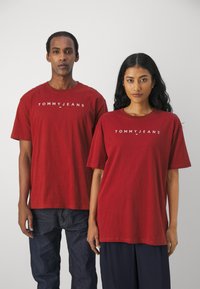 Tommy Jeans LINEAR LOGO TEE  - Printtipaita - magma red