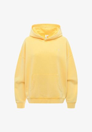 Gul hettejakke med frontlommer og ribbestrikkede mansjetter, laget av mykt stoff, vist mot en hvit bakgrunn.