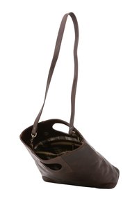 Borsa a tracolla in pelle marrone con design morbido, tracolla allungata e foderatura a fantasia scozzese con tasche interne.