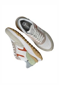 Mehrfarbige Sneaker aus einer Mischung aus Leder und Veloursleder, überwiegend weiß mit beigen, orangen und grünen Akzenten sowie einer strukturierten Außensohle.