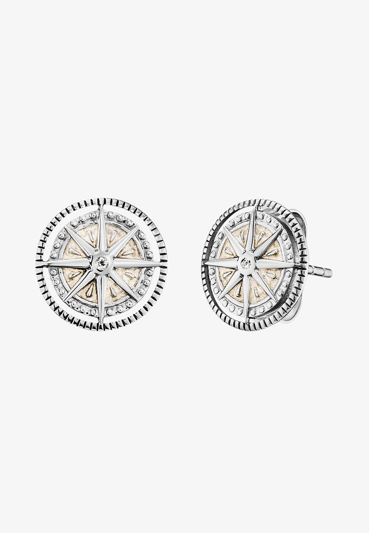 Boucles d'oreilles rondes présentant un design de boussole en ton argent avec des accents dorés et de petites pierres claires, texturées avec des bords striés.