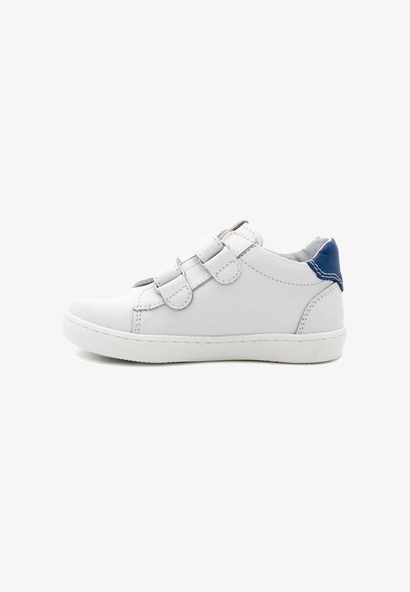Weiße Ledersneaker mit doppelten Klettverschlussriemen, abgerundeter Zehenpartie, navy Akzent an der Ferse und einer strukturierten weißen Gummisohle.