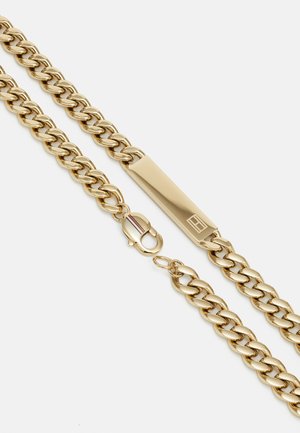 Collar de cadena de oro con eslabones entrelazados, con un broche rectangular y un acabado suave. Incluye un pequeño cierre de langosta.