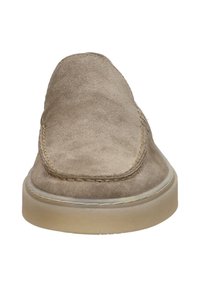 Beige suède instapschoen met een ronde neus, gestikte details en een lichte rubberen zool. Glad textuur en minimalistisch ontwerp.
