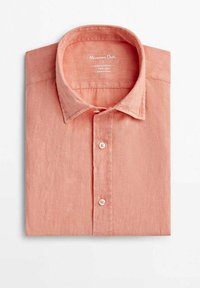 Chemise en lin couleur saumon pliée avec col et boutons, étiquetée Massimo Dutti, taille grande, fabriquée en Inde.