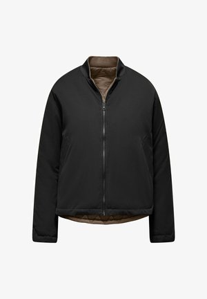 Zwarte bomberjack met rits aan de voorkant, zijzakken, geribde kraag en een gewatteerde bruine binnenvoering die zichtbaar is aan de zoom en kraag.