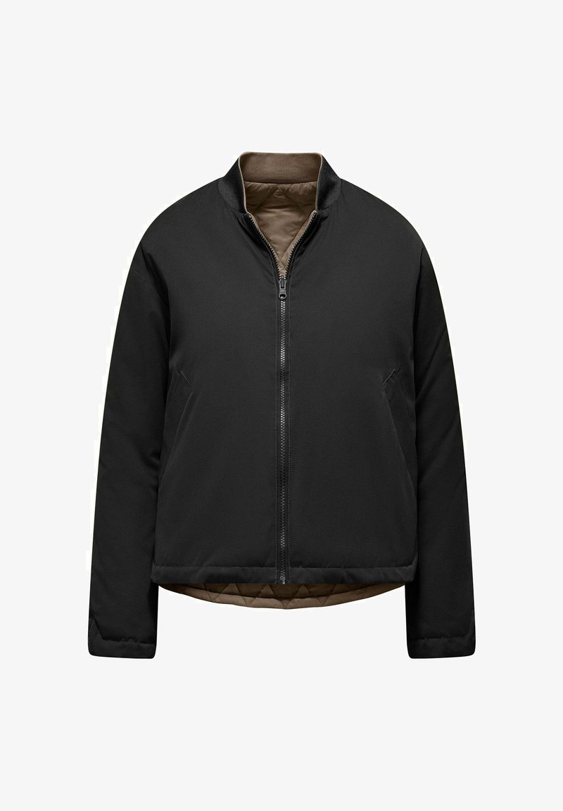 Giubbotto bomber nero con zip frontale, tasche laterali, collo a coste e foderatura interna marrone trapuntata visibile all'orlo e al collo.
