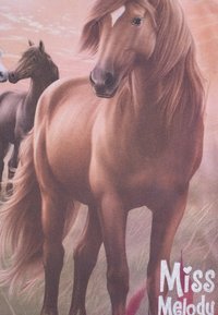 Cavallo castano con una lunga criniera fluente, che si staglia in modo prominente contro uno sfondo morbido e pastello. Presenta una stella bianca sulla fronte, etichettato "Miss Melody."