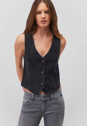 Dunkelblaues Jeansweste mit V-Ausschnitt, fünf Knöpfen und spitzem Saumdesign, kombiniert mit hellgrauen Jeans. Glatte Textur, strukturierte Passform.