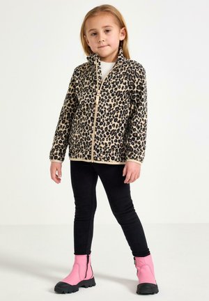 Leopardprint fleecejakke med høj krave og gylden lynlås, parret med sorte leggings og rosa lynlås støvler. Glat tekstur, afslappet design.