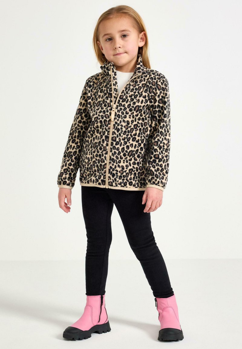 Leopardprint fleecejakke med høj krave og gylden lynlås, parret med sorte leggings og rosa lynlås støvler. Glat tekstur, afslappet design.