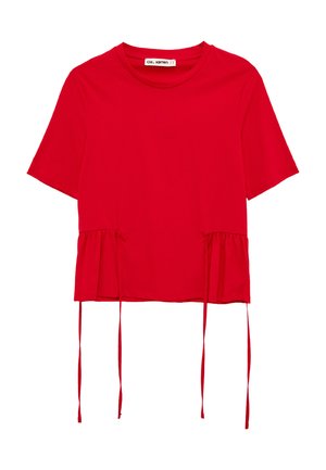 Czerwona bluzka z krótkim rękawem, o okrągłym dekolcie, z regulowanym troczkiem po obu stronach przy dole.