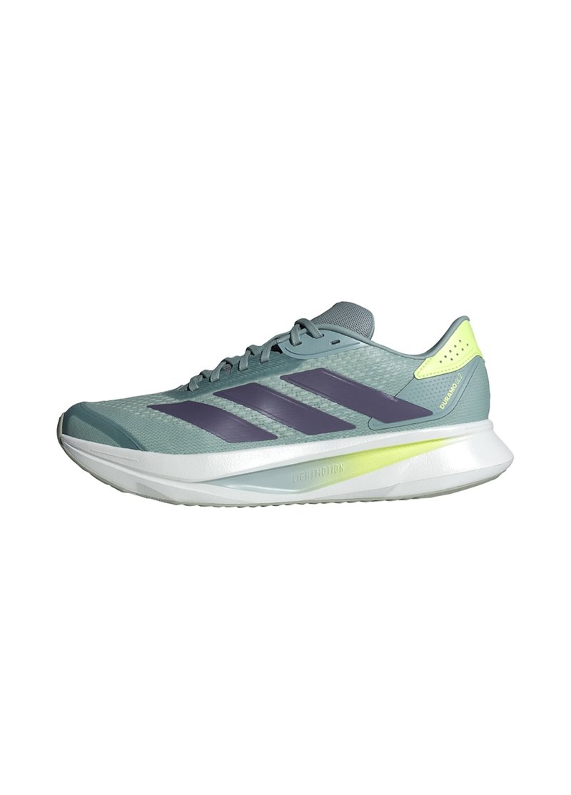 Scarpa da corsa azzurro chiaro con strisce viola scuro, suola bianca con accento giallo e chiusura con lacci.