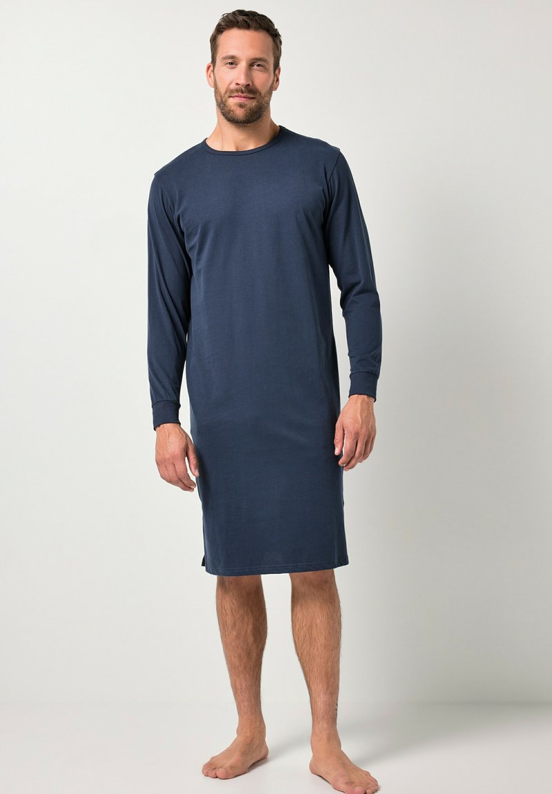 Camisón de manga larga en color marino, confeccionado en un tejido suave, con cuello redondo, de longitud hasta la rodilla y con aberturas laterales para facilitar el movimiento. Sin estampados ni herrajes.