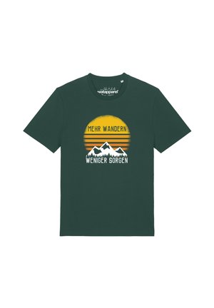 T-shirt vert foncé à manches courtes avec un coucher de soleil jaune et orange au-dessus de sommets blancs et texte allemand "Mehr Wandern Weniger Sorgen."