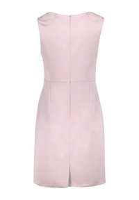Abito senza maniche di un delicato rosa chiaro con una texture liscia, chiusura con zip sul retro, taglio a lunghezza ginocchio e dettagli di pieghe sottili per una migliore vestibilità.