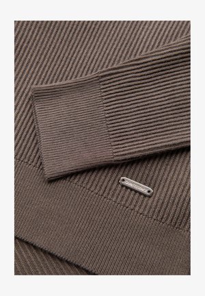 Brązowy sweter z prążkowanego dzianiny o gładkiej fakturze z srebrną metką "QUINTESSENCE". Posiada ściągacz na dole i detale mankietów.