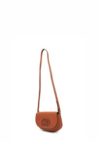 Bolso de hombro de cuero marrón con forma redondeada, presenta una superficie texturizada, una correa ajustable y un logotipo en relieve en la parte frontal.