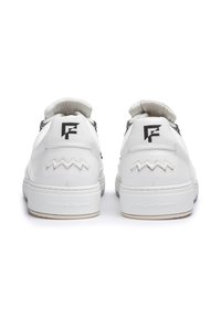 Sneaker bianche in pelle con forma arrotondata. Presentano il logo sul tallone e un dettaglio di cucitura a zigzag. Suola bianca spessa con il nome del marchio.