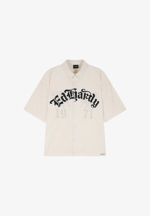 Beige kortemouwen overhemd met knopen en zwarte "Ed Hardy" tekst en vage "1971" print aan de voorzijde, voorzien van een klassieke kraag.
