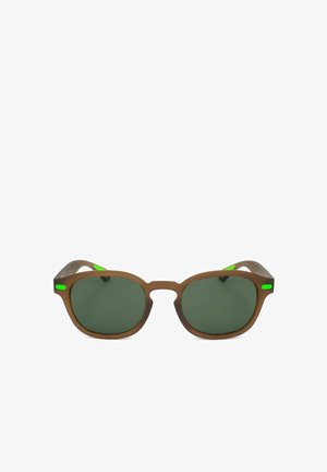 Occhiali da sole marroni con montatura arrotondata, lenti verdi scure e piccoli dettagli verde brillante sulle cerniere e sulle estremità delle aste.