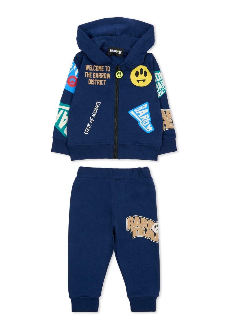 Granatowy dwuczęściowy dres składający się z bluzy z kapturem na zamek oraz spodni z elastycznym pasem, ozdobiony kolorowymi grafikami i tekstem.
