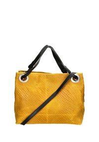 Borsa gialla intrecciata con superficie testurizzata, manici in pelle nera e occhielli in metallo argentato. Forma rettangolare, design con apertura superiore.