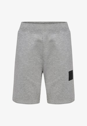 Graue Shorts aus einem Baumwoll-Mischgewebe mit elastischem Bund und einem schwarzen Logo-Patch am linken Bein. Glatte Textur, knielanges Design.