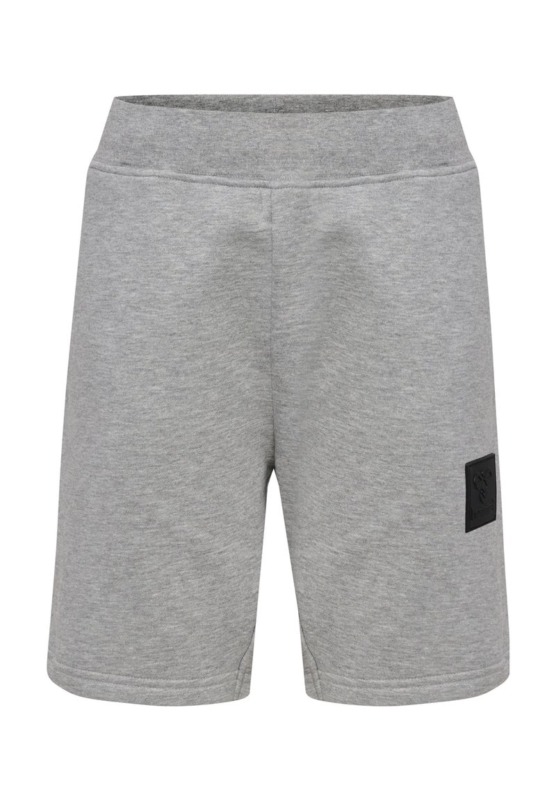 Grå shorts i en blandning av bomull, med resårmidja och en svart logotyp på vänster ben. Slät struktur, knälång design.