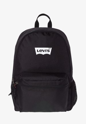 Zwarte stoffen rugzak met een voorzipvak, een mesh zijvak en een wit Levi's-logo aan de voorkant. Ronde vorm met verstelbare schouderbanden.