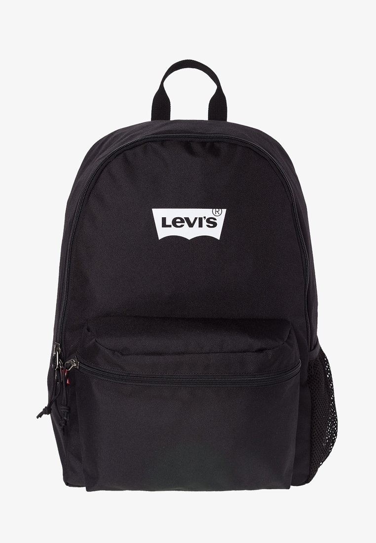 Sac à dos en tissu noir avec une poche zippée à l'avant, une poche latérale en mesh et un logo Levi's blanc sur le devant. Forme arrondie avec des sangles réglables.