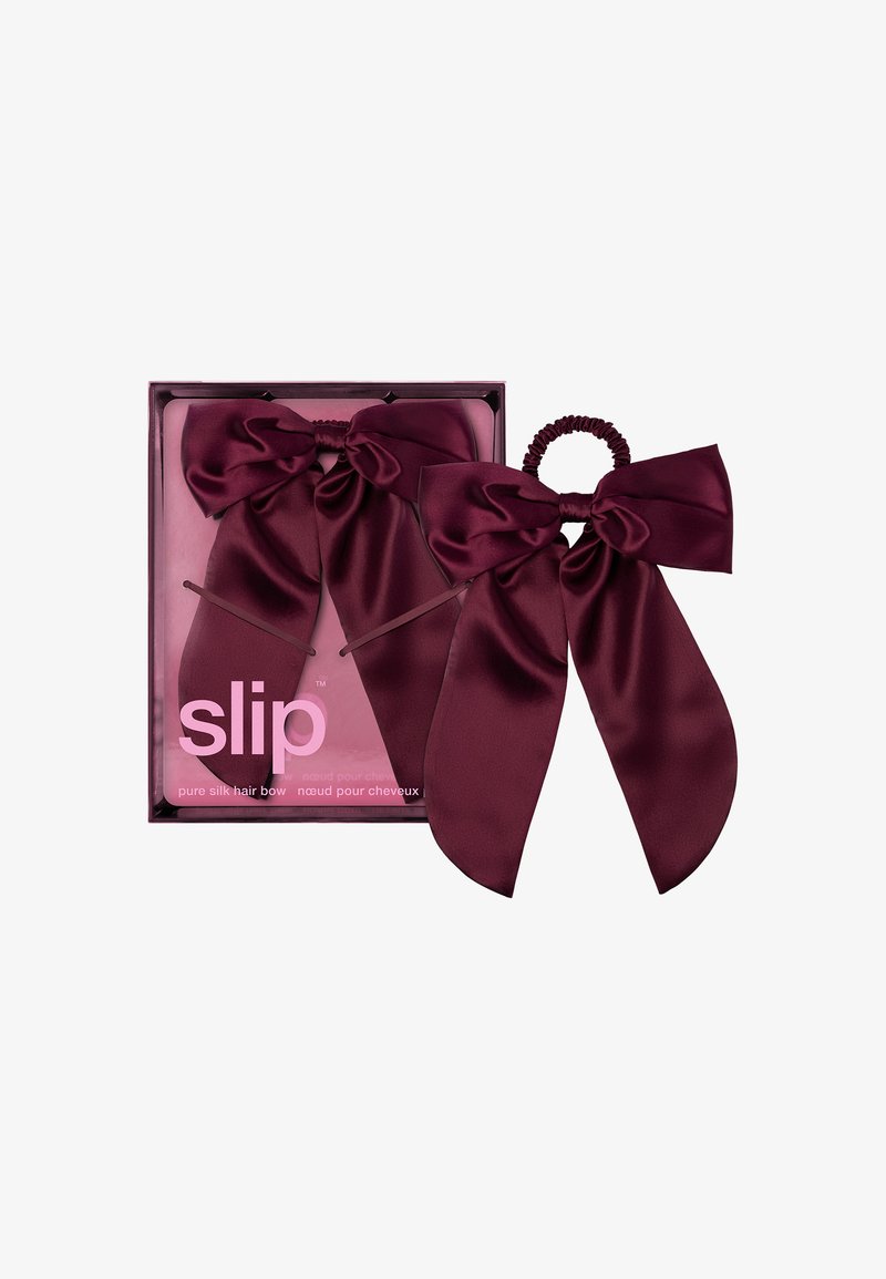 To burgunder silke hårbuer med lange haler, hver festet til et elastisk bånd dekket med stoff, presentert i en matchende boks med rosa innvendig.