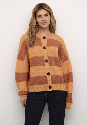 Adīta džempera jakas ar horizontālām sinepju un apdegušas oranžas krāsas svītrām, apaļu apkakli un pieciem tumšiem pogām, ar noliktām plecu daļām un ribotām piedurknēm.