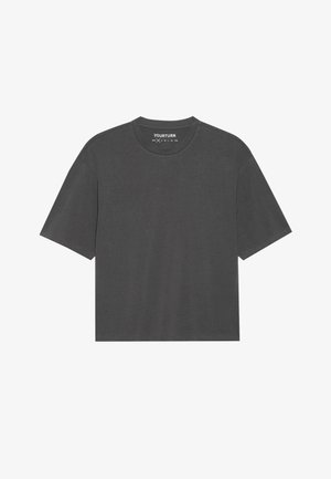 Temno siva majica s kratkimi rokavi, okrogla ovratnika, izdelana iz mehkega blaga. Brez vidnih vzorcev ali grafik, preprost dizajn.