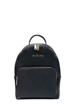 Mochila negra Valentino con logo en tono dorado, asa superior, dos cremalleras doradas en el compartimento principal y bolsillo delantero con cremallera.