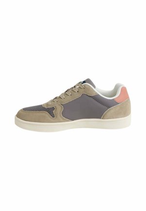 Zapatilla baja con ante beige, malla y panel gris, suela blanca y un pequeño detalle rosa en el talón.
