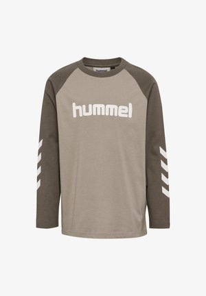 Langærmet T-shirt i lys beige med mørkegrå raglanærmer. Har hvid "hummel" logo og hvide chevron-mønstre på ærmerne.