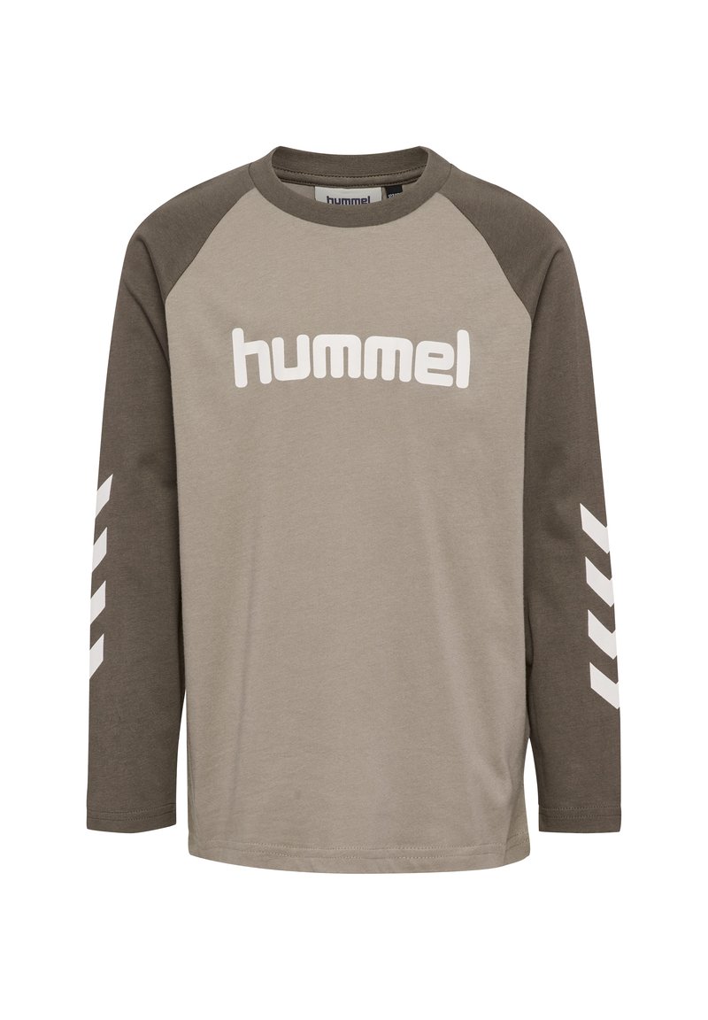 Långärmad T-shirt i ljusbeige med mörkgrå raglanärmar. Har vit "hummel"-logotyp och vita chevronmönster på ärmarna.