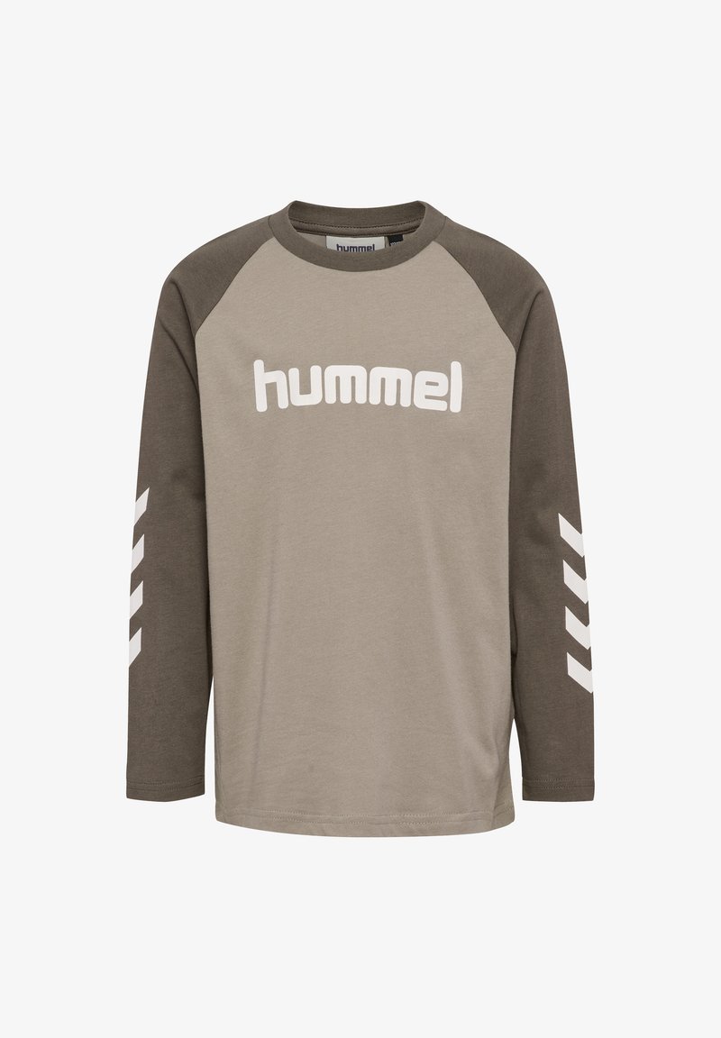 Langärmliges T-Shirt in hellem Beige mit dunkelgrauen Raglanärmeln. Mit weißem "hummel"-Logo und weißen Chevron-Mustern auf den Ärmeln.