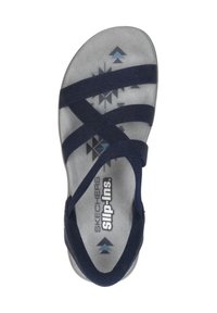 Sandal in tela blu senza fibbie con ampie cinghie e soletta grigia testurizzata con motivi geometrici. Visibile il nome del marchio "Skechers Slip-ins".