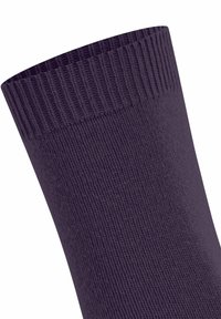 Tessuto lavorato a maglia di colore viola scuro con una trama a coste nella parte superiore, che mostra dettagli di cucitura e motivo di tessitura su uno sfondo bianco.