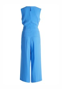 Jumpsuit senza maniche blu con corpetto aderente, pantaloni a gamba larga e zip sul retro. Presenta due tasche posteriori, design sartoriale e texture liscia.