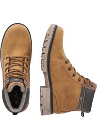 Bruna läderstövlar med en strukturerad yta, gummisulor, snörning, vadderade kanter och diskret branding på sidopanelen.