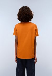 T-shirt en coton orange avec un col rond classique et des manches courtes, vu de l'arrière. Texture lisse et coupe décontractée.