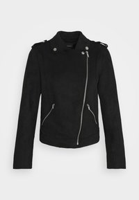 Giubbotto biker in suede nero con chiusura a zip asimmetrica, accessori in argento, due tasche frontali con zip e spalline. Texture liscia, design aderente.