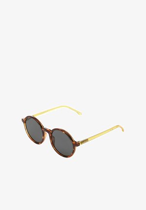 Lunettes de soleil rondes avec une monture en écaille de tortue et des verres foncés. Les branches sont jaunes avec des accents métalliques subtils.