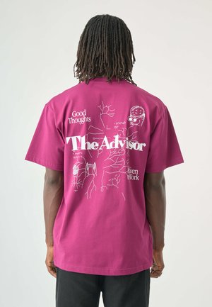 Fuchsia T-Shirt mit einer lässigen Passform und weißen Grafiken, einschließlich Text und Illustrationen, auf dem Rücken sowie einem Rundhalsausschnitt.