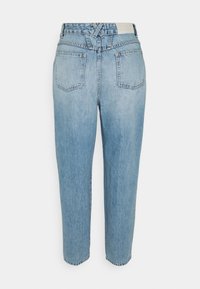 Jasnoniebieskie dżinsy z wysokim stanem, z dwiema tylnymi kieszeniami, paskami i haftowanym detalem w pasie.