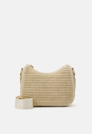 Beige vævet skuldertaske med bred justerbar stofrem og guldfarvet hardware på hvid baggrund.