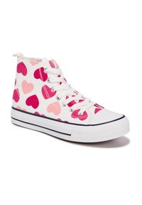 Sneakers alte bianche con motivi a cuore rosa e rosa chiaro, dotate di lacci bianchi, occhielli in metallo e suola in gomma con accenti blu.